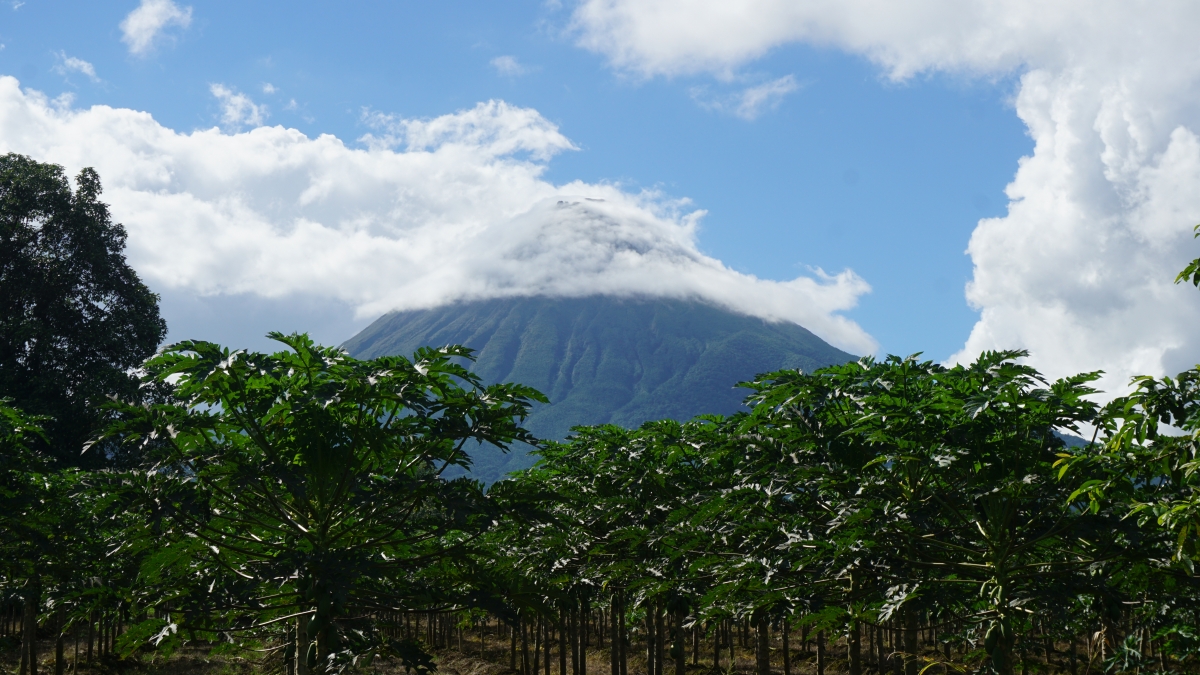 Arenal hinter Wolken